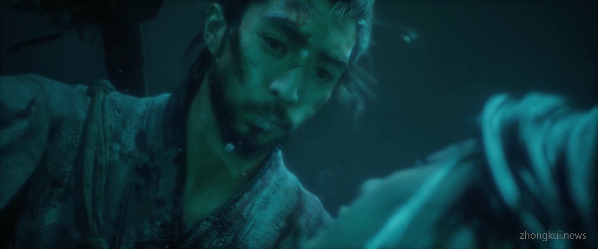 The swordsman's pale face floating motionless underwater, eyes open